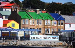  El icónico cartel que da la bienvenida a quienes llegan de visita a Stanley, capital de las Islas, “Welcome to the Falkland Islands”