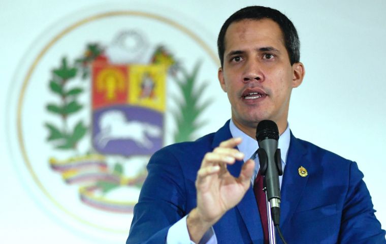 En su mensaje Guaidó reiteró que la oposición tiene un “plan” para materializar la hoja de ruta que designó: sacar a Maduro del poder y convocar nuevas elecciones