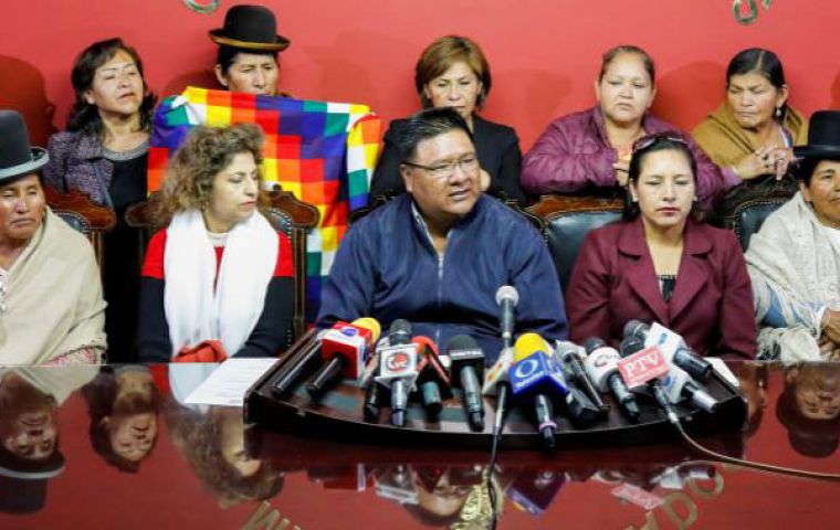 El Movimiento al Socialismo (MAS), el partido de Morales, exigió el “repliegue” de las Fuerzas Armadas como condición para conversar.