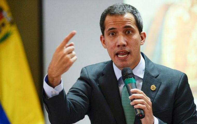 ”Hace tres meses que (el proceso de negociaciones) está muerto, que ellos lo mataron, salieron corriendo”, dijo Guaidó
