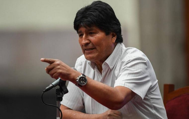 “No sé por qué están asustados con Evo, está bien, retiro mi candidatura, pero deberían dejarme terminar mi mandato, ¿se entiende?”, dijo Morales 