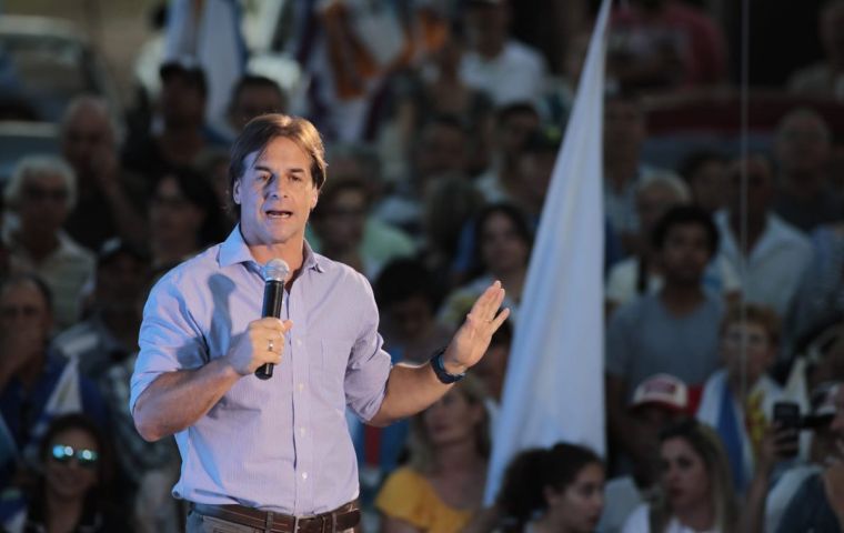 El 51% del electorado votaría por el opositor Lacalle Pou y el 43% lo haría por el oficialista Daniel Martínez.