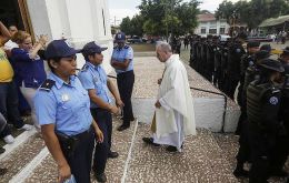 La Arquidiócesis de Managua denunció que “grupos violentos afines al gobierno” agredieron el lunes a un sacerdote y una monja en Catedral de Managua.