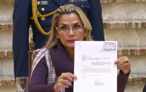Luego, la presidenta interina de Bolivia, Jeanine Añez, tendrá que sancionar el documento para que haya un efectivo llamado a elecciones