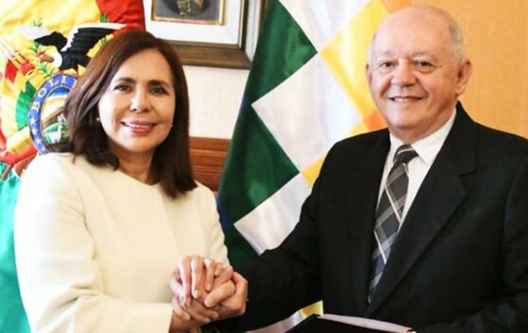 La Cancillería de Bolivia comunicó por Twitter el nombramiento, en un mensaje con una imagen de la canciller interina, Karen Longaric, junto a Serrate. 