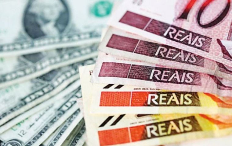 El récord que tocó el dólar de 4,289 reales fue alrededor de dos centavos más alto que el anterior pico alcanzado en 2015