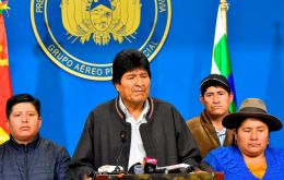 Morales anunció su renuncia, luego que se lo pidieran numerosas organizaciones sociales afines y el comandante de las FF.AA. general Williams Kaliman.