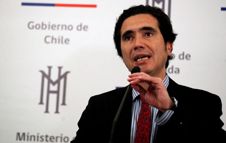 El ministro de Hacienda, Ignacio Briones, dijo que las cifras llevaron a corregir la meta de crecimiento para este año al 1,4%, desde el previo 2%