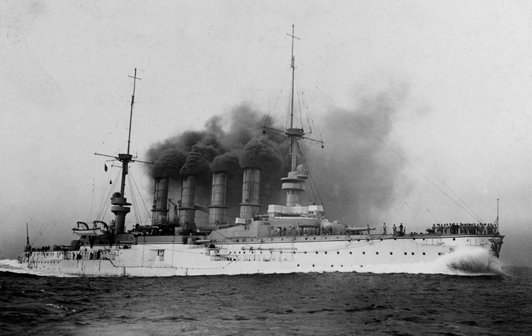 El Scharnhorst, construido en Hamburgo en 1905, fue el primero en ser hundido luego de recibir fuertes daños infligidos por el HMS Invincible y el HMS Inflexible.