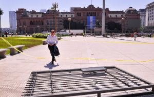 Fernández pidió el retiro del vallado que servía como barrera entre la Plaza de Mayo y la Casa Rosada para que la plaza sirva para “terminar con las divisiones y unir a la Argentina”.