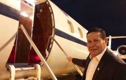 “En un gesto político, el presidente @jairbolsonaro me nombró para representarlo en la asunción del presidente ...” publicó Mourao en Twitter mientras subía al avión.