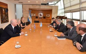 La delegación británica se reunió con el Ministro de Relaciones Exteriores, Felipe Solá. (Cancillería argentina)