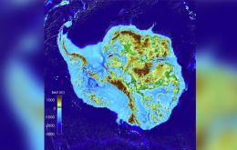 ”El nuevo producto de topografía del lecho antártico se construyó utilizando datos de espesor de hielo de 19 institutos de investigación diferentes que datan de 1967, que abarca casi un millón de mill