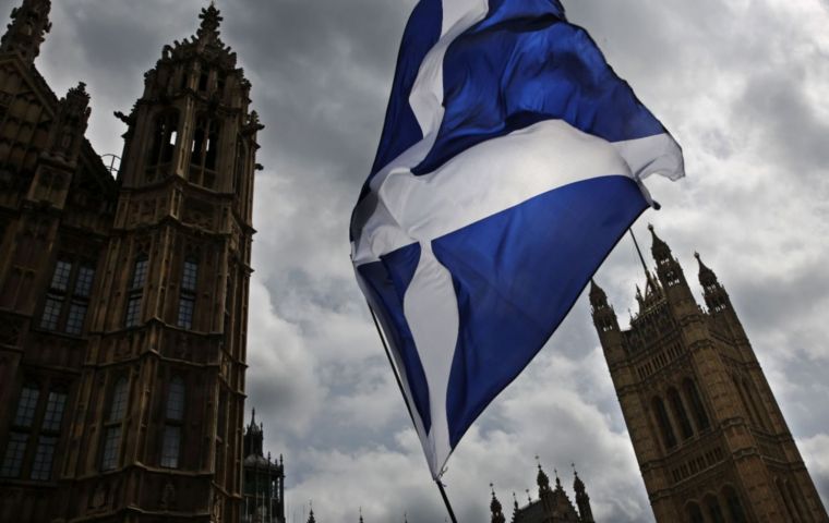 “Queremos que 2020 sea un año de oportunidad, crecimiento y unidad para Escocia, no de más división”, respondió el Ejecutivo en Londres. 