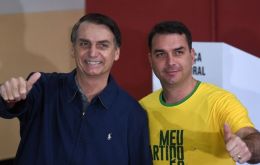 Flavio Bolsonaro dice que es inocente de los cargos, y calificó la investigación como una venganza política de quienes quieren derrocar a su padre