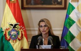 La presidenta interina, Jeanine Añez, promulgó una ley que amplía de dos a diez días el plazo para que el Tribunal Supremo Electoral anuncie la convocatoria