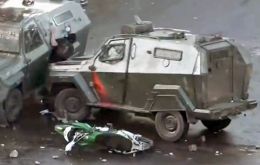 El joven fue embestido por un zorrillo, nombre popular con el que se conoce a los camiones de los Carabineros (Policía chilena), cuando se encontraba en Plaza Italia