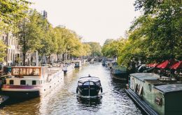 Holland es el nombre oficial de dos de las 12 provincias que tiene Países Bajos: Holanda del Norte, que incluye Ámsterdam y Haarlem, y Holanda del Sur, donde están La Haya, Róterdam y Leiden, entre ot