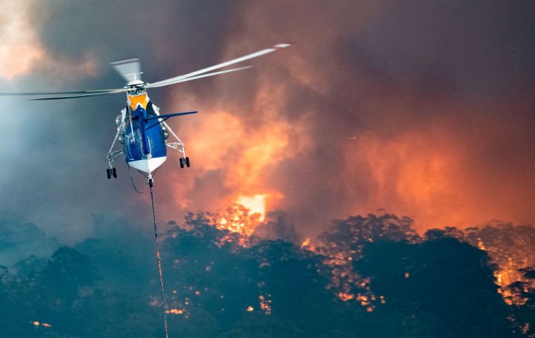Los bomberos pidieron a los turistas que salgan antes que sea demasiado tarde de la costa sur de Nueva Gales del Sur, ante la previsión de “condiciones peligrosas”