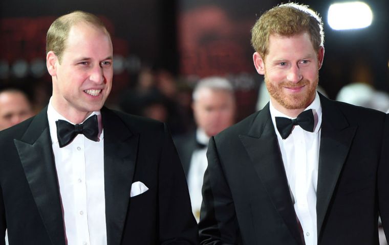 William y Harry recibieron alrededor de 14 millones de libras esterlinas cada uno de la Reina madre fallecida en 2002