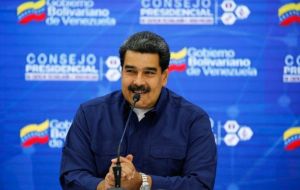 El gobierno de Maduro incrementó el 50% el ingreso mínimo, pasando de 300.000 a 450.000 bolívares por mes, equivalentes a 6,7 dólares al cambio oficial.