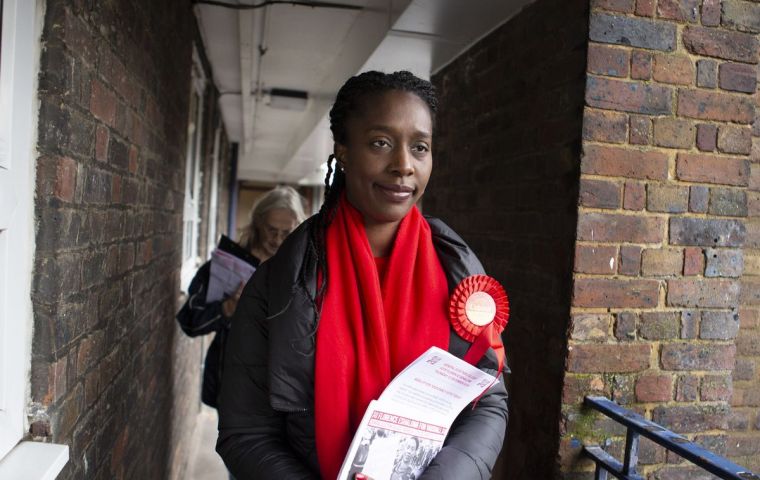 “El otro día un diputado conservador vino directo hacia mí, me dio su bolso y me pidió que se lo guardase”, dijo la diputada laborista Abena Oppong-Asare 
