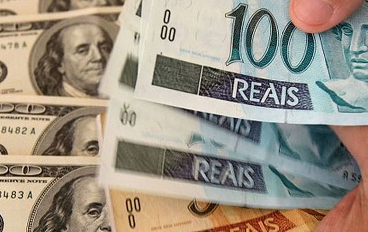 El dólar estadounidense cotizaba a 4,258 reales en noviembre. El martes estaba a R$ 4,137.