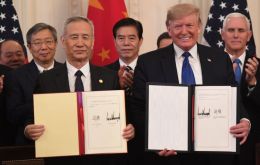 El viceprimer ministro Liu He y el presidente de los Estados Unidos Donald Trump rubricaron los documentos.