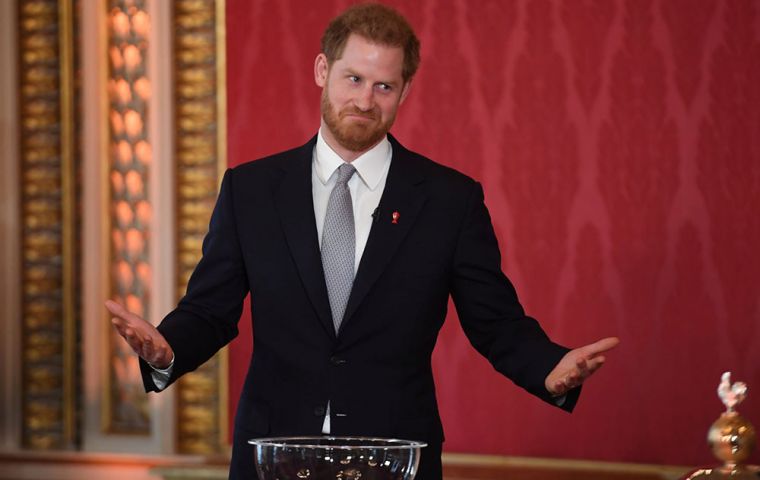 Harry seguirá siendo príncipe y el sexto heredero en la línea sucesoria del trono británico.