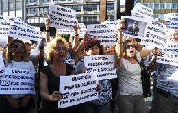 Los manifestantes portaron banderas argentinas, algunas con cintas negras, y carteles con reclamos de “justicia” por la muerte del fiscal