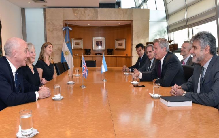  El canciller argentino Felipe Solá, la baronesa Hooper de la Cámara de los Lores, Daniel Filmus y el embajador británico Mark Kent durante una reunión en diciembre pasado