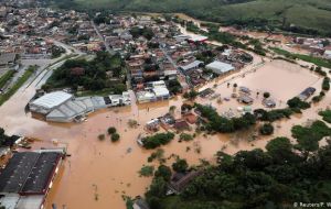 La cifra oficial es de 53 muertos, 19 desaparecidos y 20.000 desalojados de sus hogares por las históricas precipitaciones.