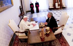 Tras el afectuoso saludo, el Presidente y el Papa se sentaron a hablar en privado, en lo que es su primer encuentro oficial.