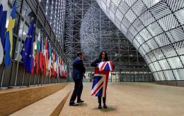 A diferencia del Consejo, donde el mástil donde flameaba la bandera británica quedó vacío, el Parlamento decidió reemplazarla por una bandera europea que ahora ondea junto a las del resto de los ahora