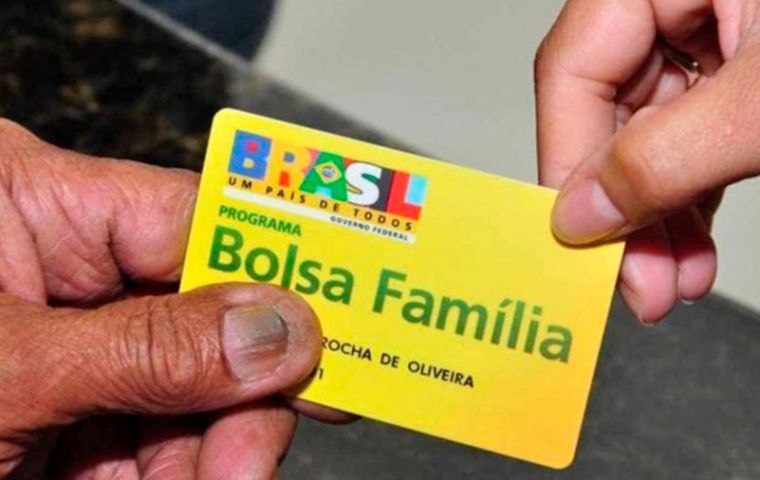 Cada familia que ingresa a Bolsa Familia recibe el pago de 89 reales per capita, unos 21 dólares.
