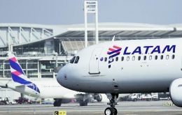 Qatar Airways -que posee un 10% de Latam- estaría interesada en tener una participación “igual a la de Delta” en la firma sudamericana, que tiene un 20%.