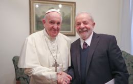 “Le agradezco su gesto de venir, se lo agradezco mucho, y estoy contento de poder verlo caminando por la calle”, le expresó el sumo pontífice a Lula