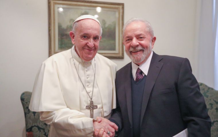 “Le agradezco su gesto de venir, se lo agradezco mucho, y estoy contento de poder verlo caminando por la calle”, le expresó el sumo pontífice a Lula