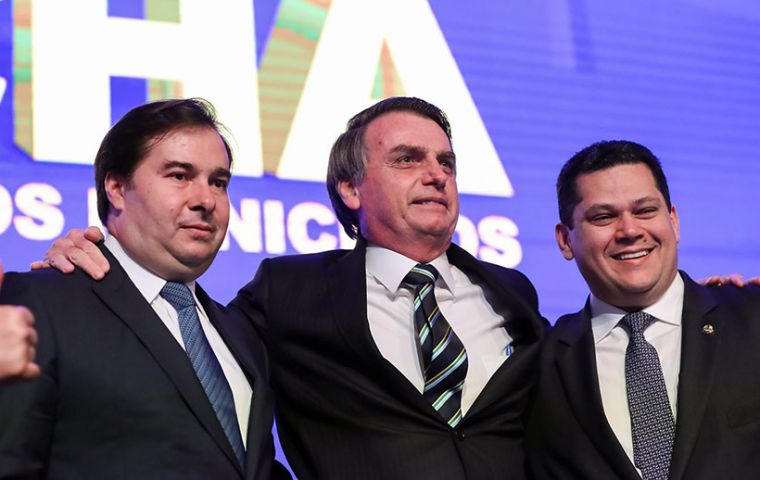 Los titulares del Senado y la Cámara de Diputados, Davi Alcolumbre y Rodrigo Maia, aliados de Bolsonaro en temas clave, repudiaron los dichos del líder