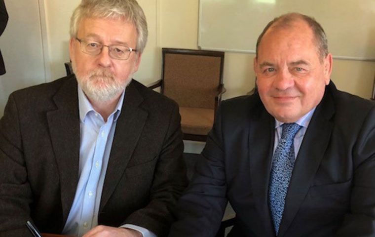 El secretario de FIFCA, Stuart Wallace y el CEO del gobierno de las Falklands, Barry Rowland, firma el Acuerdo de pesquería de las Islas