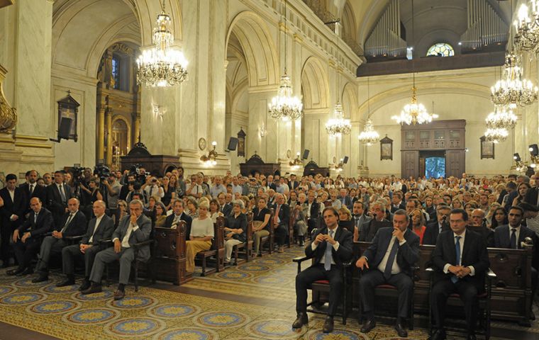 Es la primera vez en 30 años que se realiza una oración de cambio de mando. La última fue convocada por el expresidente Lacalle Herrera, padre del nuevo presidente uruguayo.