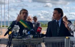 Imitando los gestos y el tono de Jair Bolsonaro, el actor instó a los periodistas a hacerle preguntas y sacó del auto un racimo de bananas que empezó a repartir