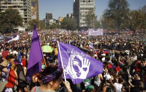 Las mujeres en Chile salieron a la calle para exigir más participación política de cara al plebiscito del 26 de abril