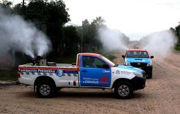 Funcionarios provinciales fumigando para combatir los mosquitos 