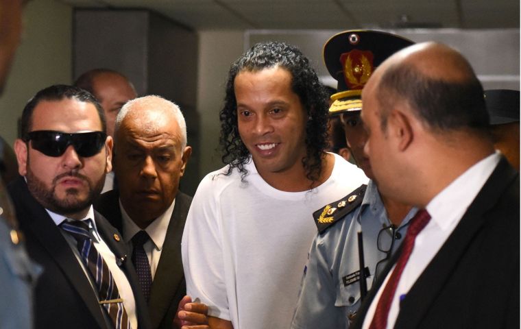 La Justicia negó ayer un recurso de la defensa para que Ronaldinho y su hermano dejen la prisión y queden bajo arresto domiciliario.