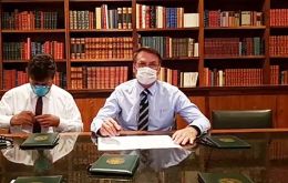 Bolsonaro explicó que usa la mascarilla porque su secretario de Comunicación, Fabio Wajngarten, contrajo coronavirus durante el viaje a Miami