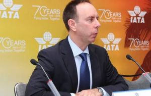 Peter Cerdá, vicepresidente regional de IATA para las Américas advirtió que las restricciones a vuelos comprometen la salud económica de las líneas aéreas 