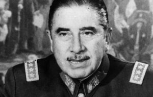 El dictador General Augusto Pinochet, cuyo legado subsiste décadas tras su salida del poder y muerte 