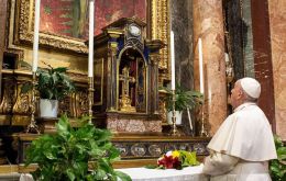 En San Marcello, el Papa rezó frente al Crucifijo que según la tradición católica salvó a Roma de la Gran Peste de 1522