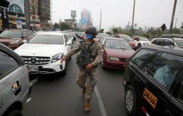 Miembros de las FF.AA., con cascos y armas, se apostaron en la Avda. Paseo de la República, clave en el acceso al centro de Lima, para impedir el tránsito vehicular